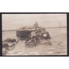 FERROCARRIL ANTIGUA TARJETA POSTAL TREN DESCARRILADO POR INUNDACION EN SANTA FE, 1914 FOTOGRAFO LEPOLDO MANNUCCI, RARISIMA VER IMAGEN ADJUNTA